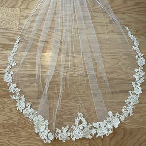 Lace edge fingertip veil